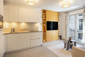 Fridge, microwave, oven, stovetop - A/C apartment with 1BDR/4P - Place des Lices - Saint Tropez (Saint-Tropez)