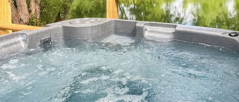 Outdoor spa tub