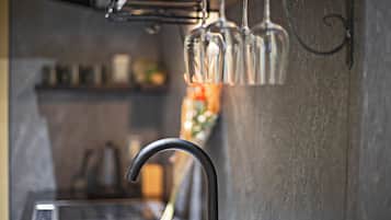 Bungalow | Private kitchen | Cookware/dishes/utensils, cleaning supplies, paper towels, dining tables