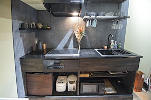 Bungalow | Private kitchen | Cookware/dishes/utensils, cleaning supplies, paper towels, dining tables