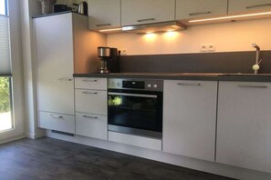 Fridge, oven, stovetop, dishwasher - Holiday apartment STRELASUNDBLICK (Altefähr)