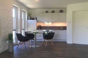 Een koelkast, een oven, een kookplaat, een vaatwasser