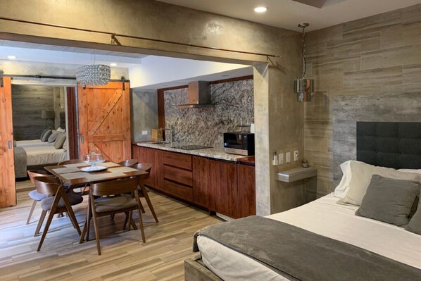 3 bedrooms, iron/ironing board, internet, bed sheets