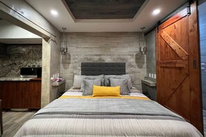 3 bedrooms, iron/ironing board, internet, bed sheets