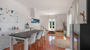 Fernseher, Kamin, DVD-Player