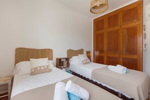 3 bedrooms, iron/ironing board, WiFi, bed sheets