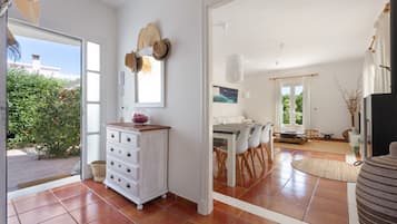 TV, fireplace, DVD player