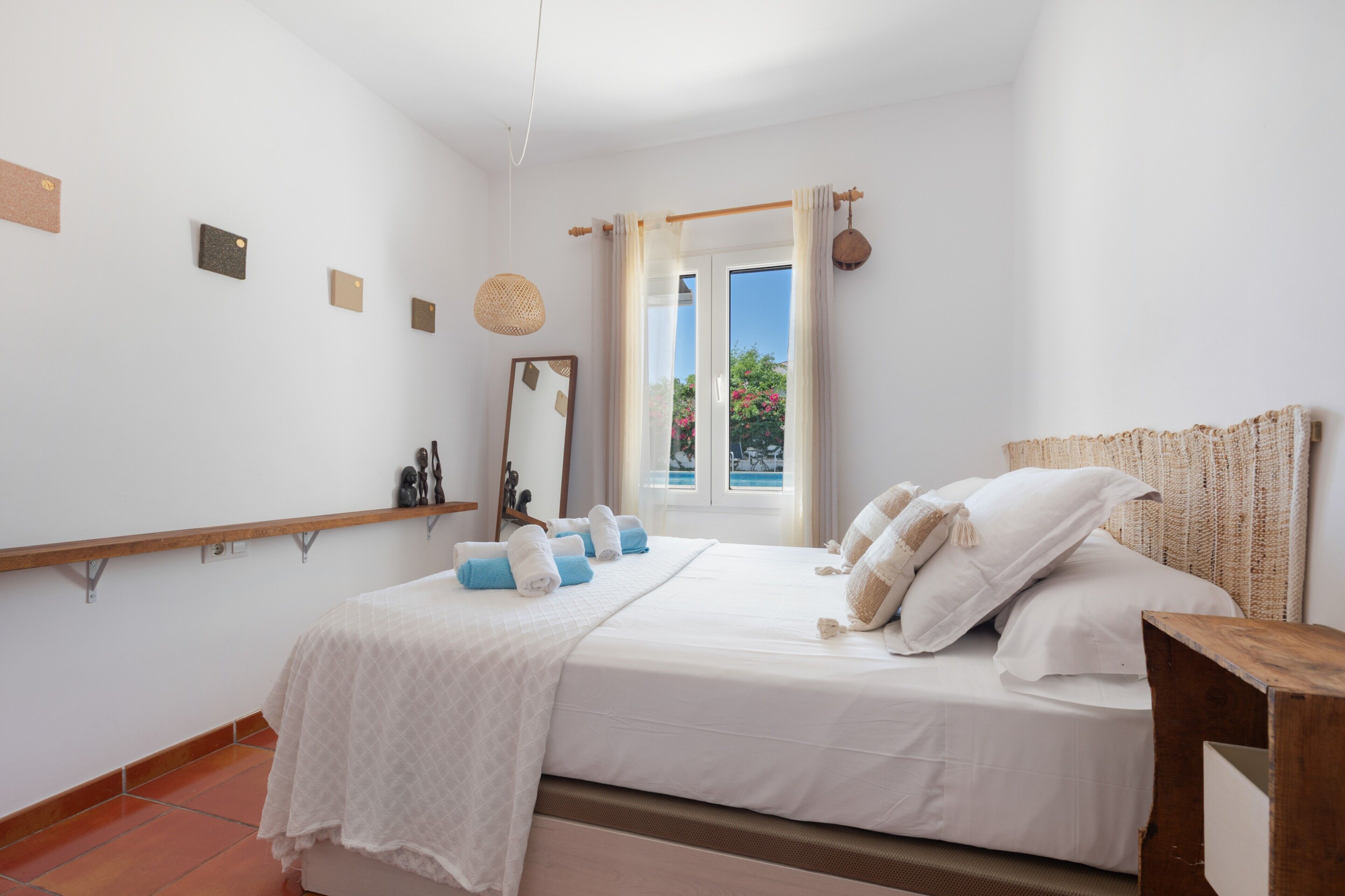 3 habitaciones, tabla de planchar con plancha, wifi y ropa de cama 