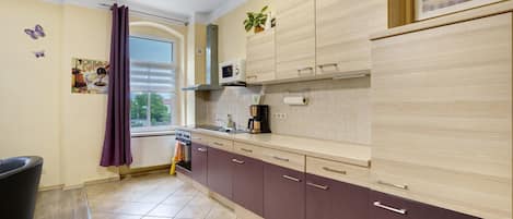 Køleskab, mikrobølgeovn, ovn, kogeplade