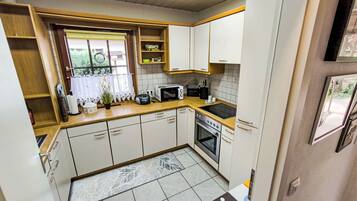 Een koelkast, een microgolfoven, een oven, een vaatwasser
