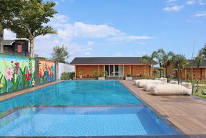 12 outdoor pools