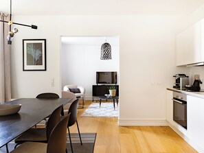 Apartment, 3 Bedrooms, Balcony, Garden View | Dining room