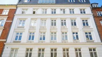 LÀgenhet - 3 sovrum - balkong - utsikt mot trÀdgÄrden | Boendets fasad