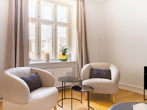 Appartement, 3 chambres, balcon, vue jardin | Salle de séjour