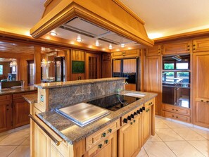 Fridge, microwave, dishwasher, cookware/dishes/utensils