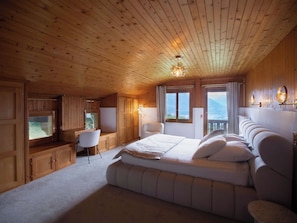6 bedrooms, desk