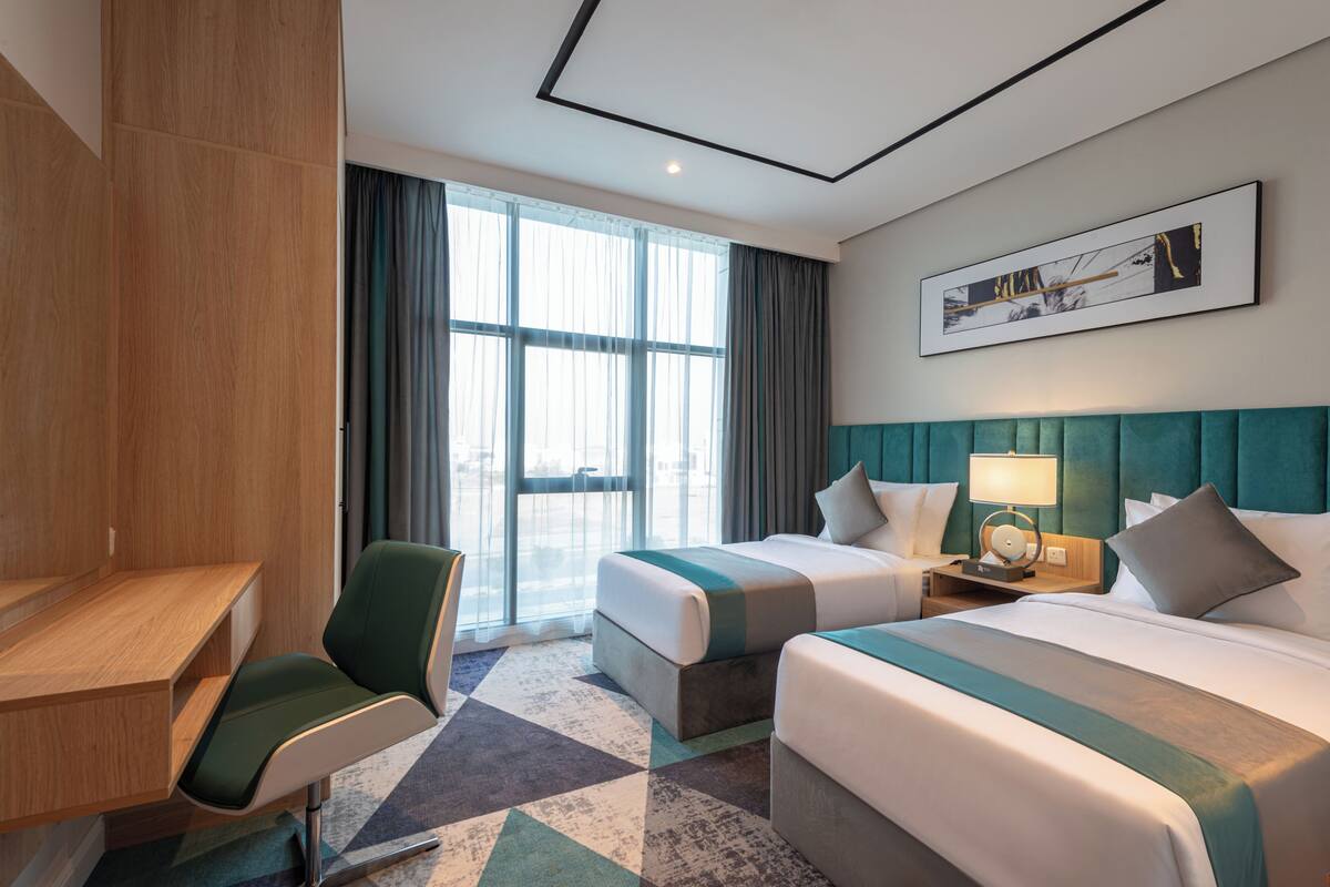 Kamar Double atau Twin Deluks | Seprai antialergi, minibar, kedap suara, dan setrika/meja setrika