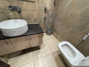 Regadera, amenidades de baño gratuitas, secadora de cabello, jabón