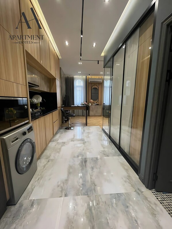 Mikrowelle, Ofen, Herdplatte, Geschirrspüler