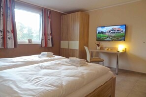 2 Schlafzimmer, Schreibtisch, Bügeleisen/Bügelbrett, Reisekinderbett