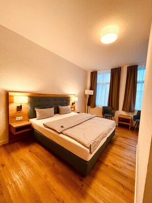 Habitación doble, vistas a la ciudad | Escritorio, espacio para trabajar con un portátil, wifi gratis