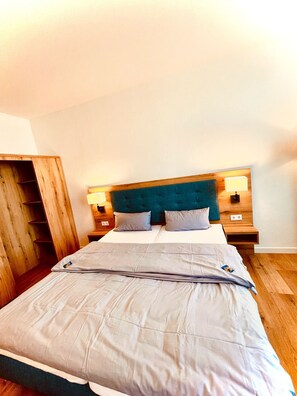 Tweepersoonskamer, uitzicht op de stad | Een bureau, een laptopwerkplek, gratis wifi