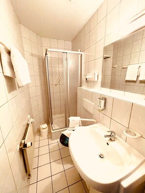 Habitación doble, vistas a la ciudad | Baño | Ducha, secador de pelo, toallas y jabón