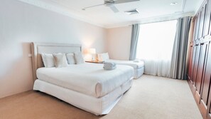 3 bedrooms, desk, iron/ironing board, free WiFi