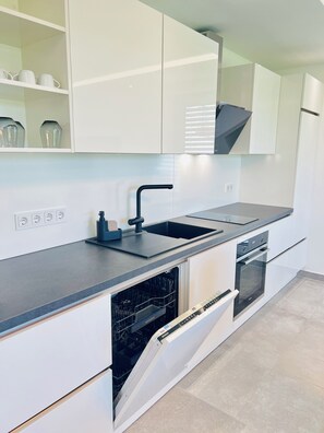 Ovn, kokeplater og oppvaskmaskin