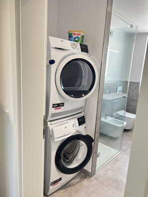 Hair dryer, towels, toilet paper - Stylish 1-room apartment + terrace (Herzogenaurach)