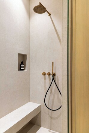 Apartment | Bathroom | Hair dryer, towels, shampoo