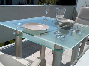 Outdoor dining - Apartment 'Seeblick-Konstanz' with Lake View and Wi-Fi (Konstanz)