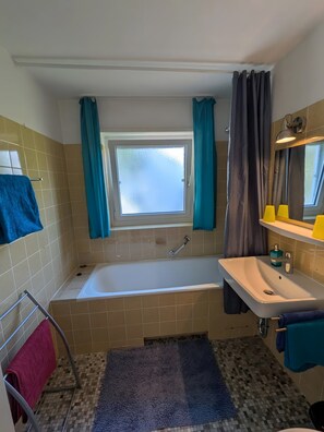 Shower, hair dryer, towels - Apartment 'Seeblick-Konstanz' with Lake View and Wi-Fi (Konstanz)