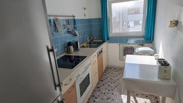 KĂŒhlschrank, Mikrowelle, Ofen, Herdplatte