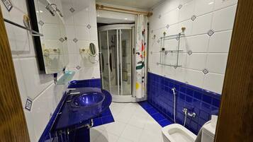 Dusch, hårtork, handdukar och tvål