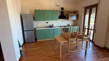 Frigorifero, forno, piano cottura, lavastoviglie