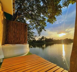 Superior Room | Deep-soaking bathtub - Baanrimnam Resort Lopburi (Chai Badan)