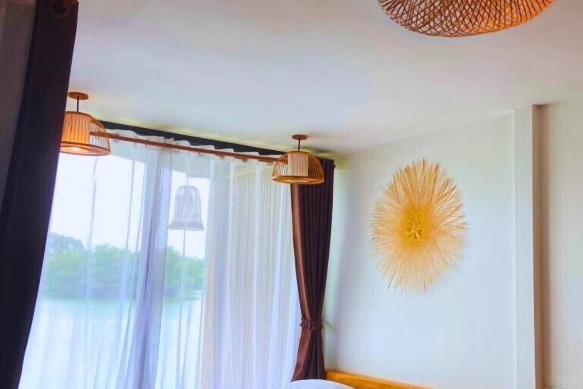 Deluxe Room, 1 King Bed, Lanai | Free WiFi