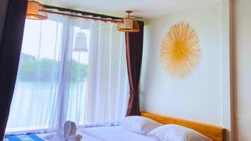 Deluxe-huone, 1 suuri parisänky, lanai | Ilmainen Wi-Fi