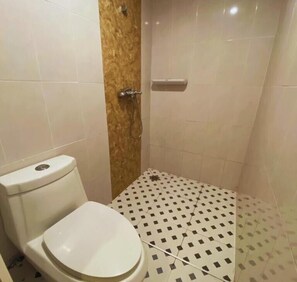 Standard szoba | Fürdőszoba | Zuhanyzó, hajszárító, törölközők és szappan