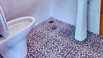 Habitación, lanai | Baño | Regadera, secadora de cabello, toallas, jabón