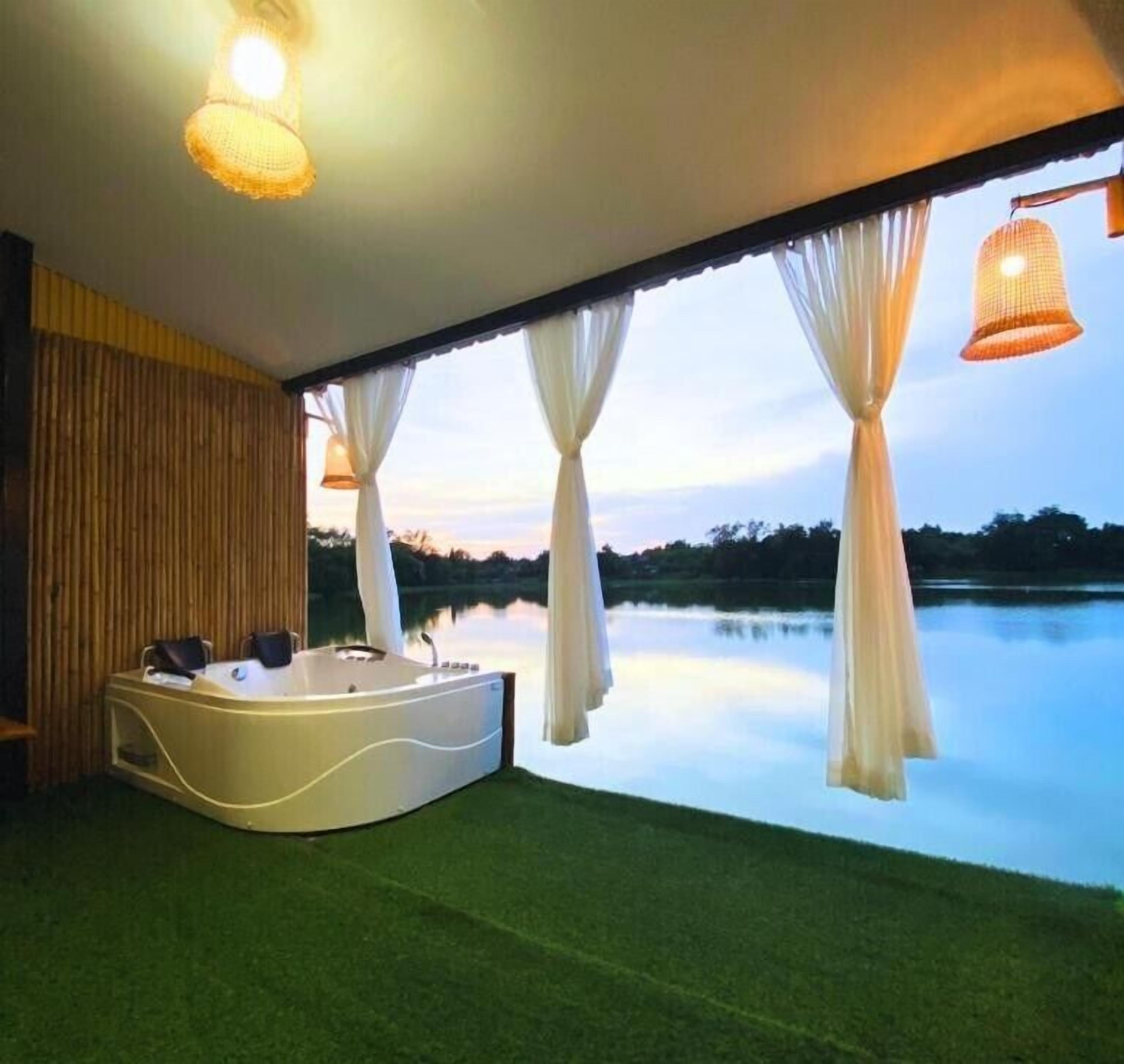 Standard Room | Deep soaking bathtub