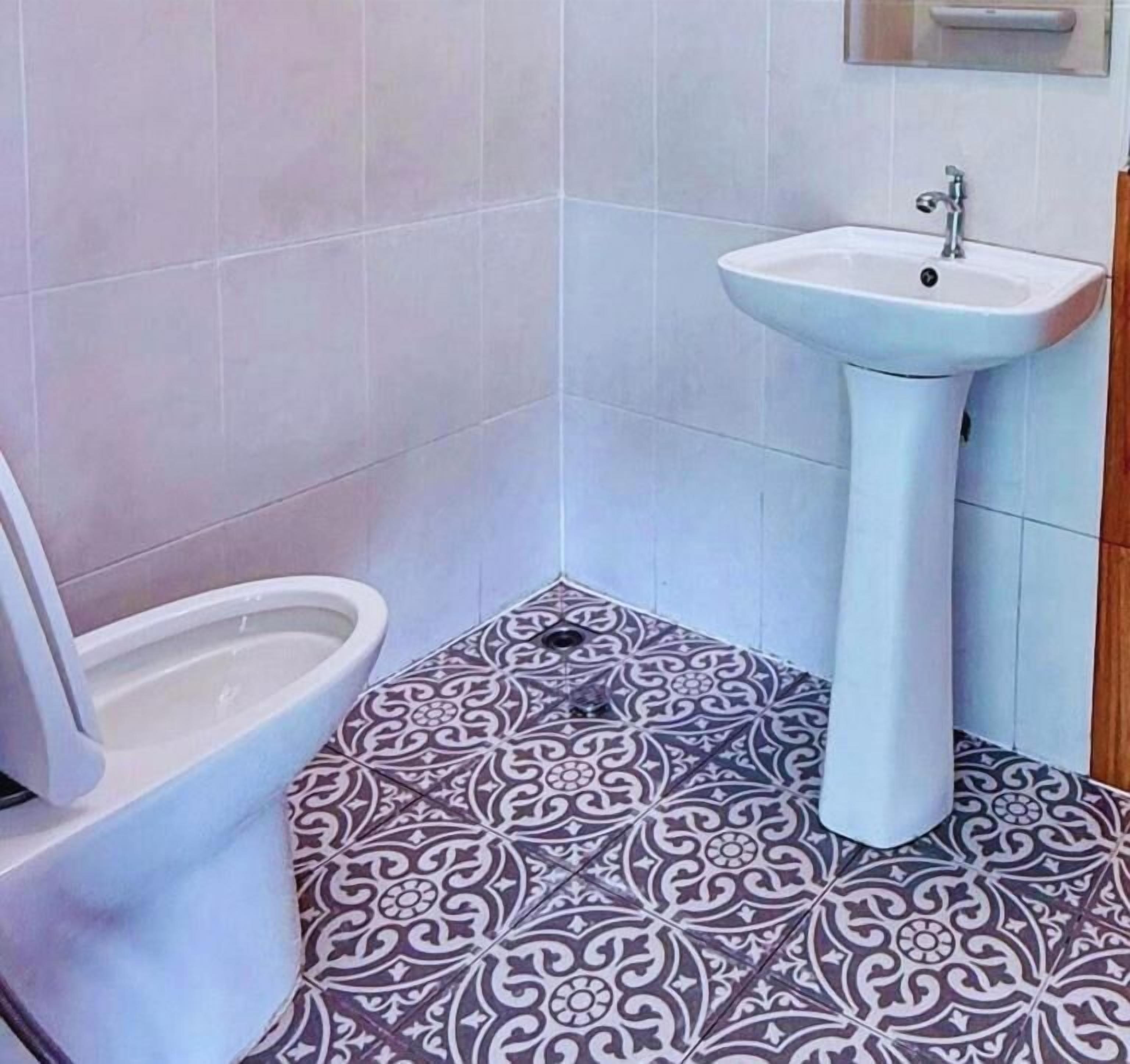 Habitación superior | Baño | Ducha, secador de pelo, toallas y jabón