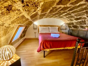 3 habitaciones, escritorio y tabla de planchar con plancha