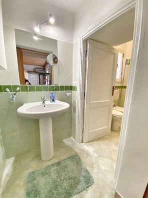 Douche, sèche-cheveux, bidet, serviettes fournies