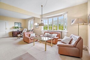 TV, fireplace, stereo