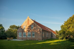 Unclassified image, 4 of 45, button