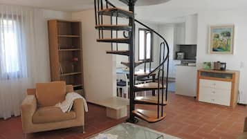 Smart-tv, eldstad och dvd-spelare