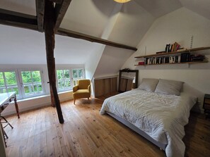 3 chambres, fer et planche à repasser, lit de bébé portatif