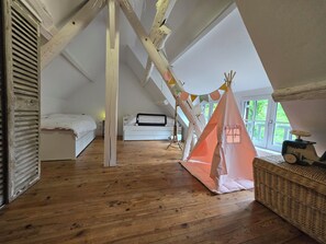 3 habitaciones, tabla de planchar con plancha y cuna de viaje 